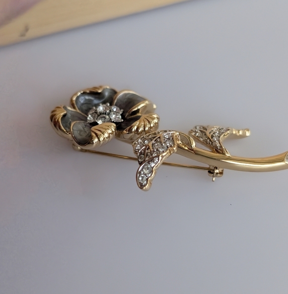 Vintage Nolan Miller Gray Flower Brooch - Picture 2 of 7